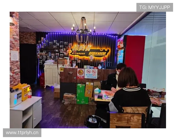 刷到谌利军的私照，衣柜里堆着杠铃片，豪车钥匙和护膝放一堆，笑抽